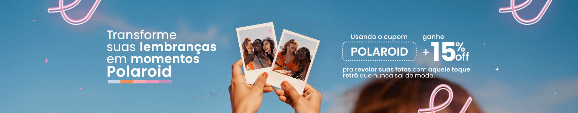Banner promocional com fundo lilás mostrando mãe e filha sorrindo e abraçadas, segurando fotolivro personalizado com a frase “Álbum da Aninha”. Texto do banner: “Eternize com mais vinte por cento de desconto usando o cupom CLIENTE vinte, em compras acima de cento e quarenta e nove reais e noventa centavos