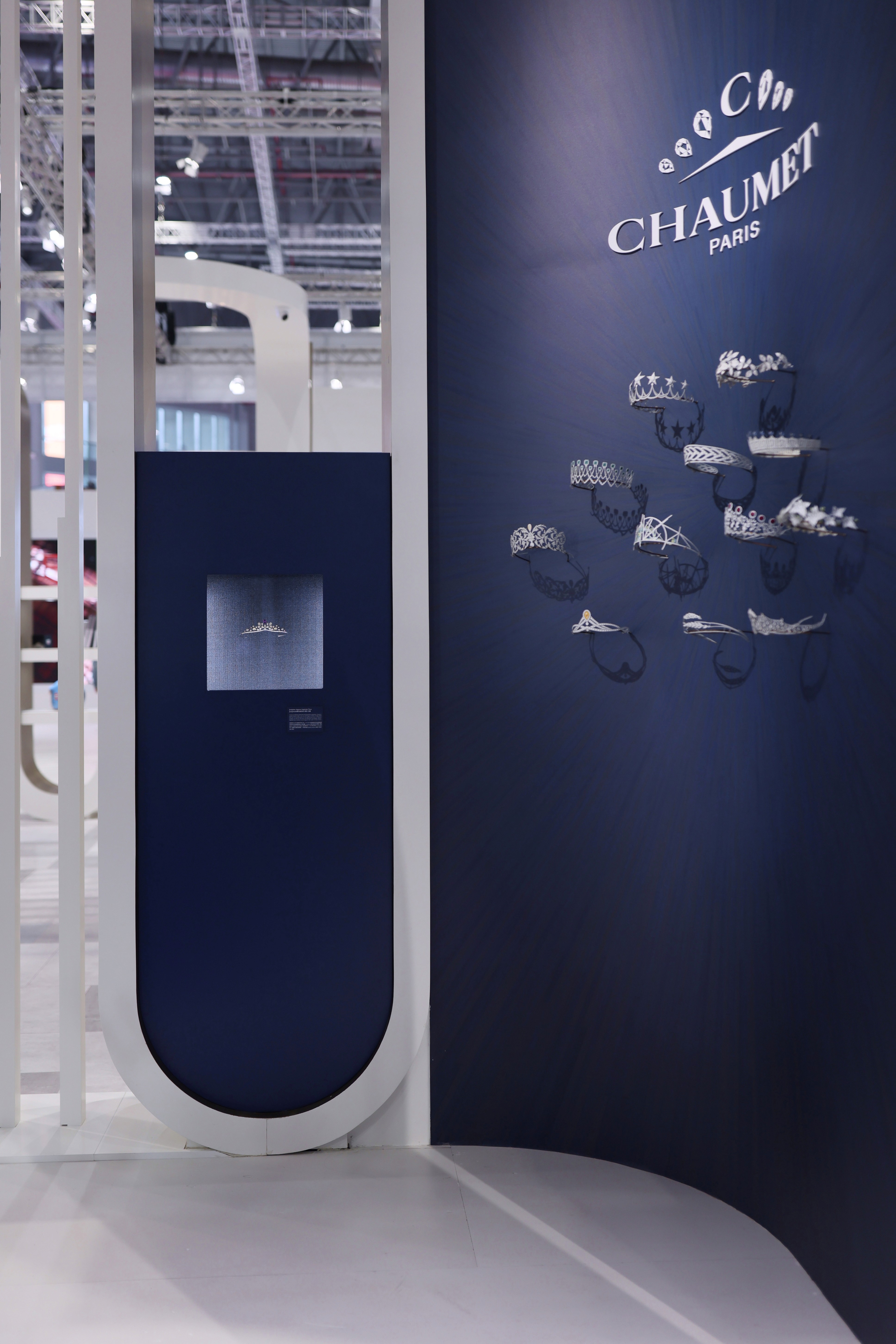 Levitation of a crown for Chaumet