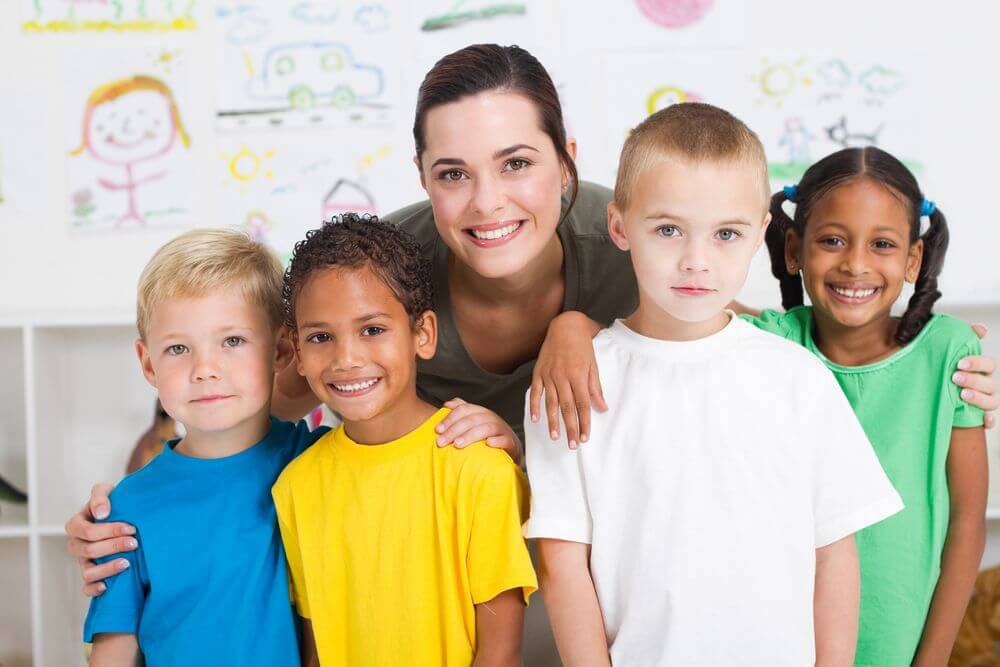 Já ouviu falar ou sabe o que é sala de aula invertida? Imagine a seguinte situação: os alunos estudam previamente em casa o próximo assunto a ser aprendido na grade curricular.