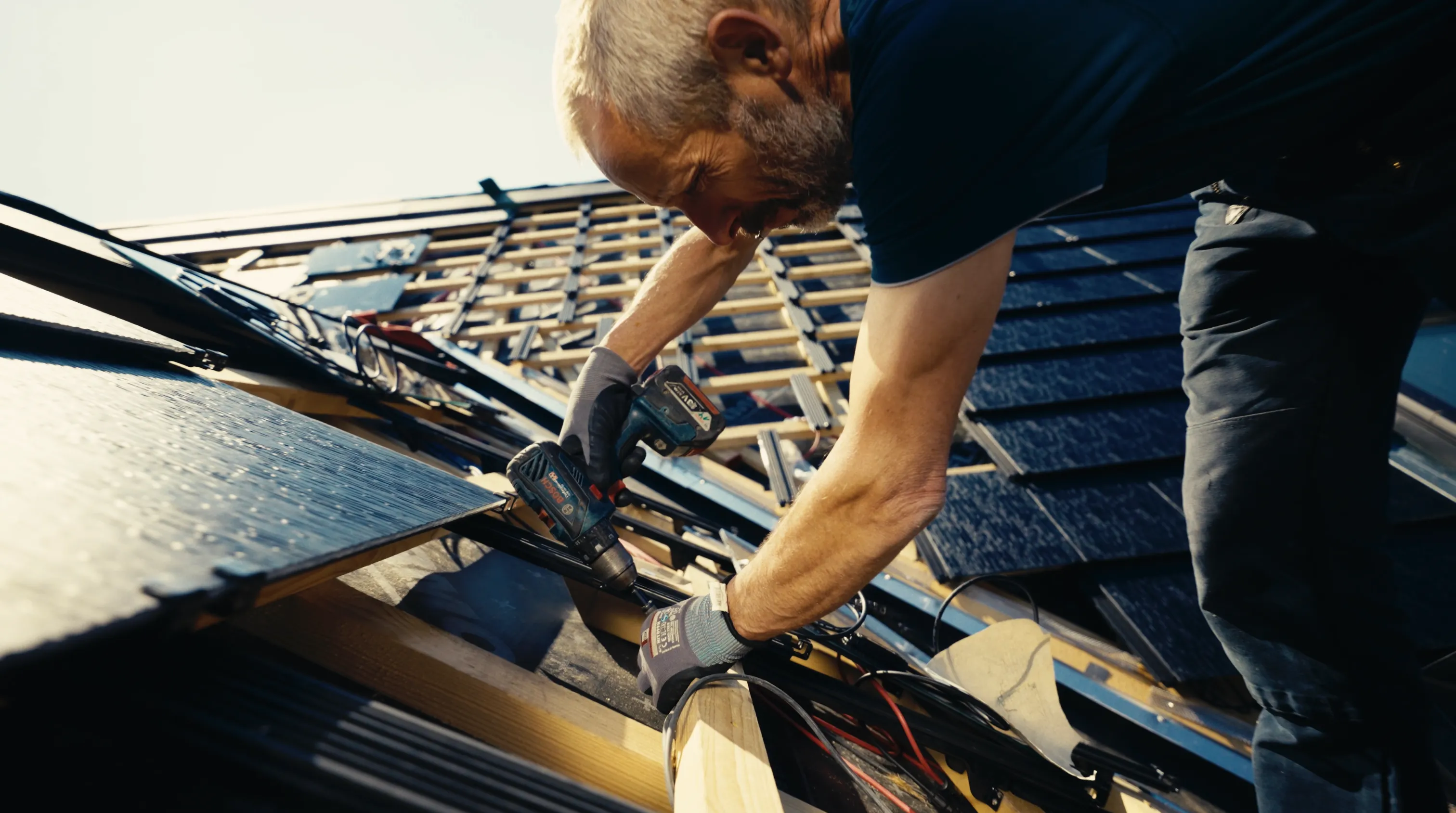 videoproduktion dresden megasol dachdecker installiert solarpanel