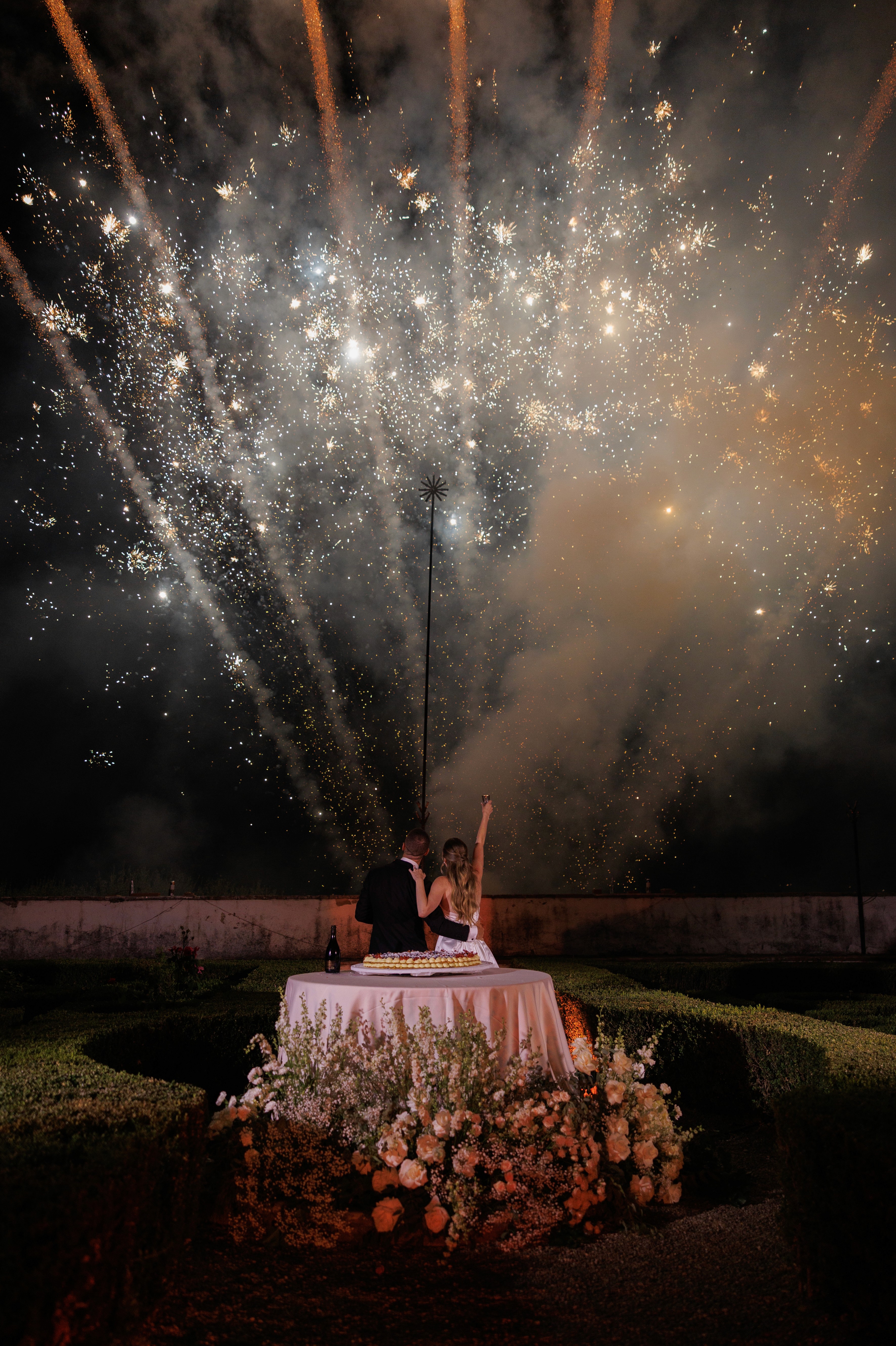 Ricevimento di matrimonio in villa storica con luxury catering, tavolate illuminate, atmosfera romantica ed evento aziendale di prestigio all’aperto