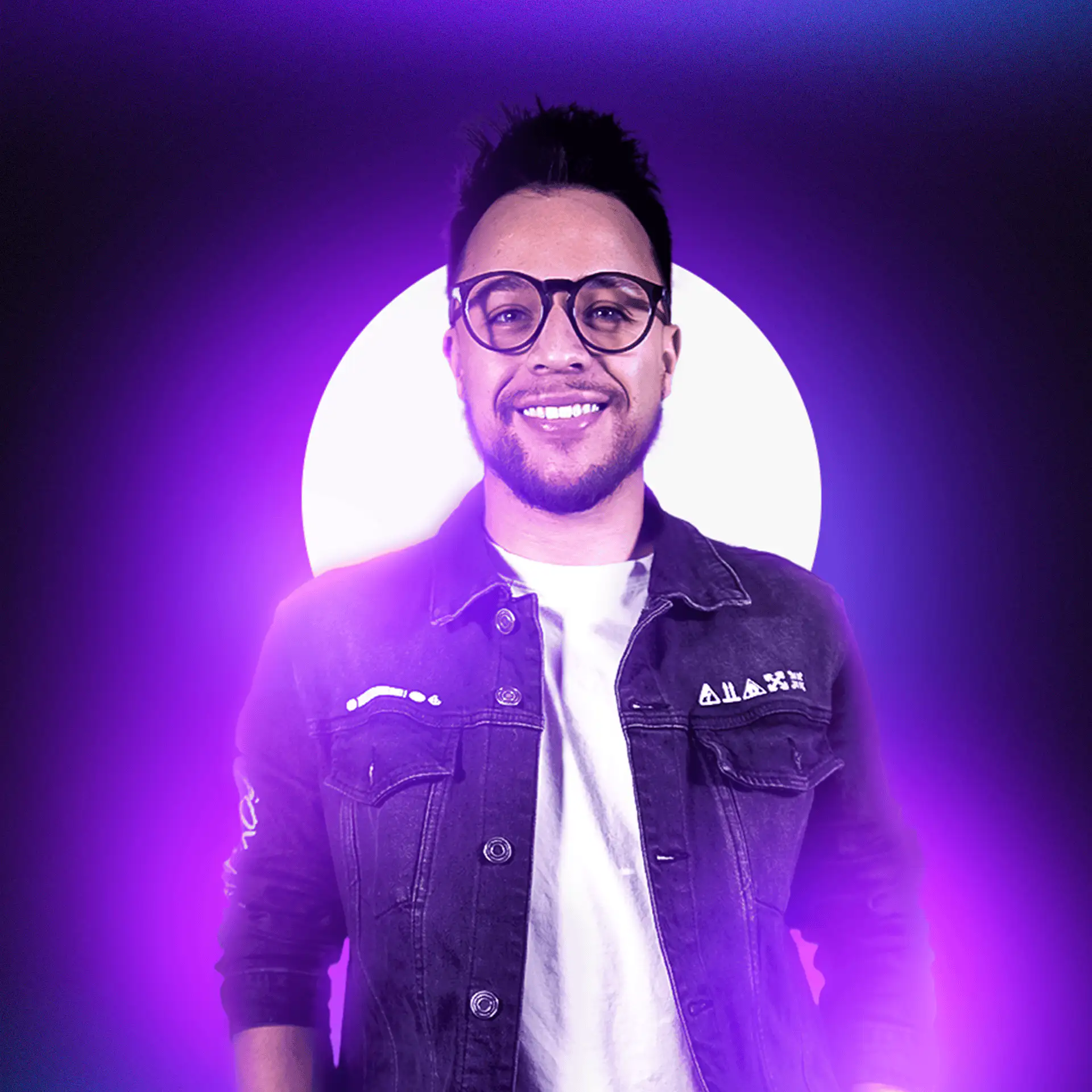 Retrato de DaniEdits, editor de video profesional y creador de contenido digital, con iluminación púrpura y estética moderna.