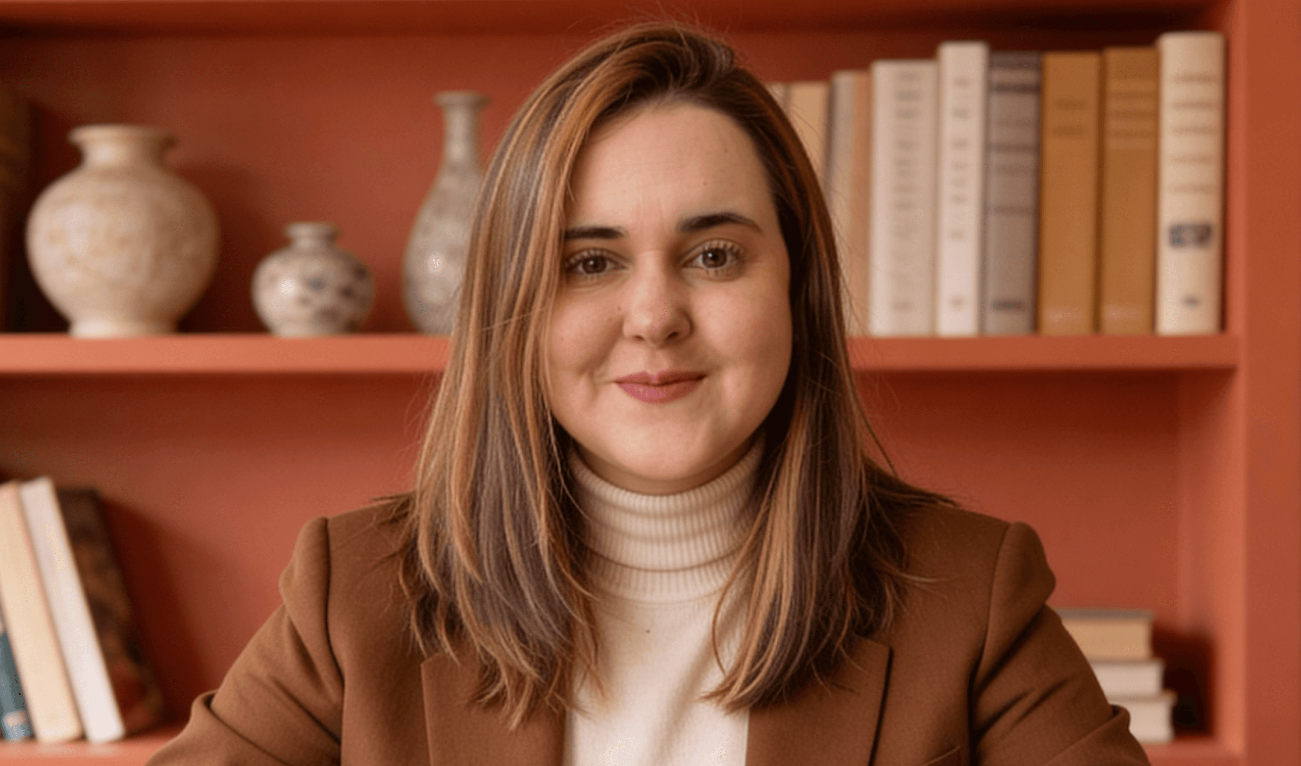 Nathalia Bittencourt, business consultant, in front of a bookshelf