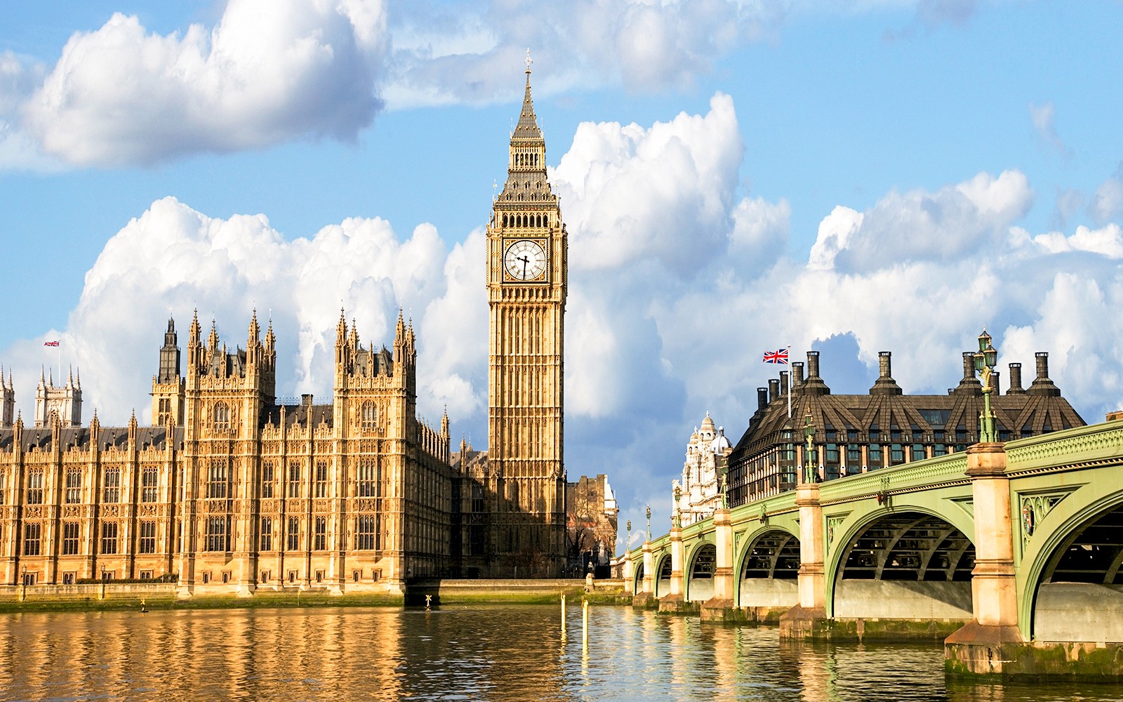 从伦敦泰晤士河游船上欣赏大本钟和国会大厦的美丽景色。