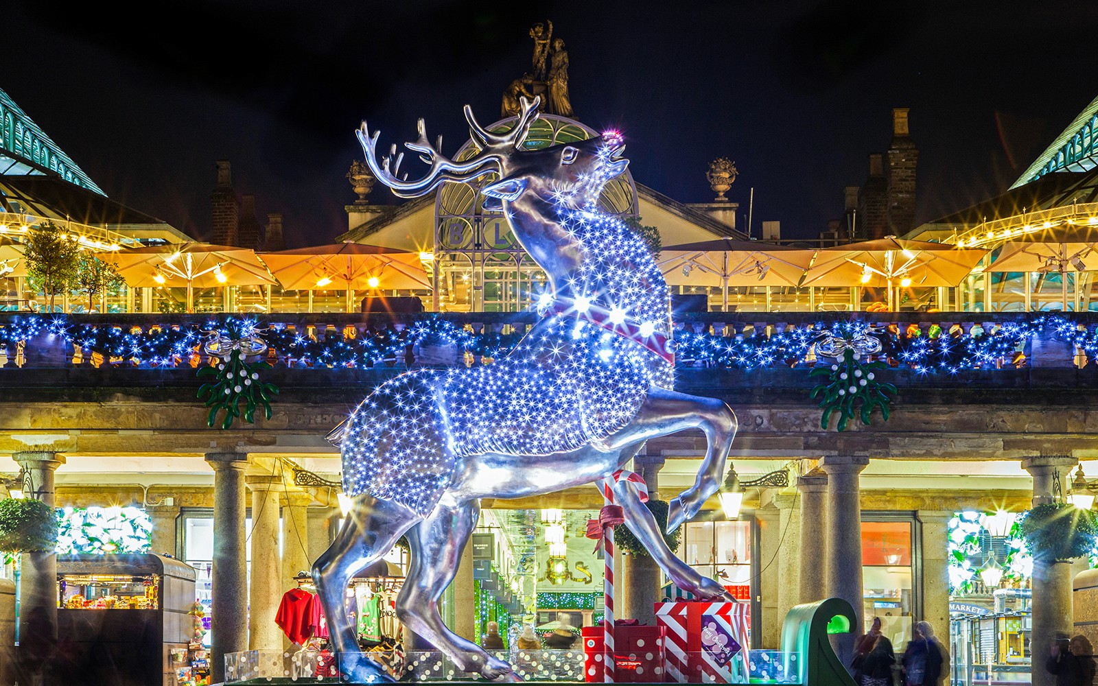 伦敦圣诞灯光之旅期间，考文特花园的发光驯鹿雕像。
