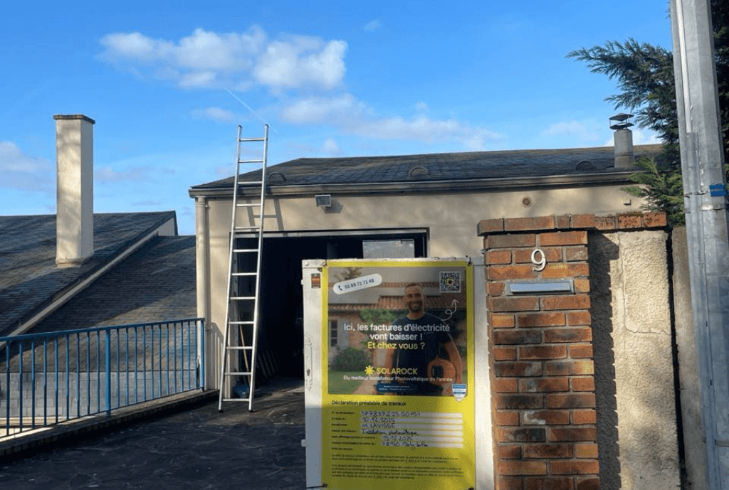 Photo d'un toit d’une maison à Marly-le-Roi en France durant son installation de panneaux photovoltaïques par Solarock.
