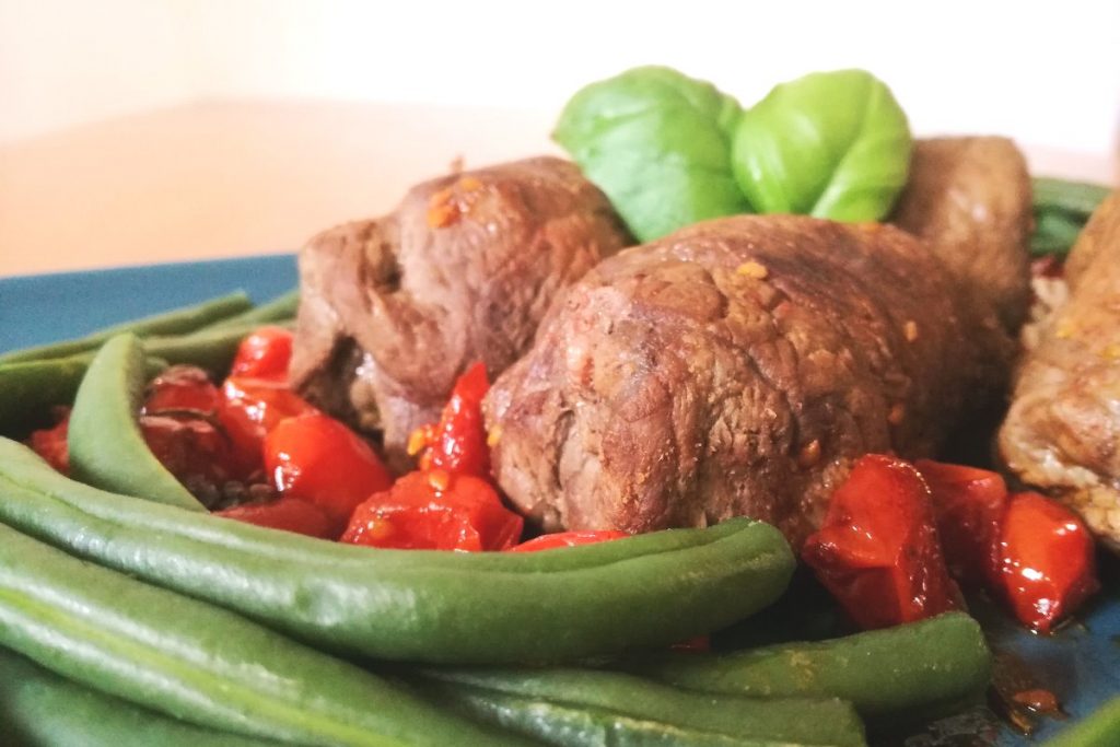 Involtini di carne, fagiolini e speck