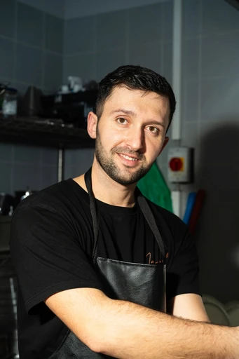 Lachendes Teammitglied, Mangal Mezze & Grill, Ihr türkisches Restaurant Saarbrücken.