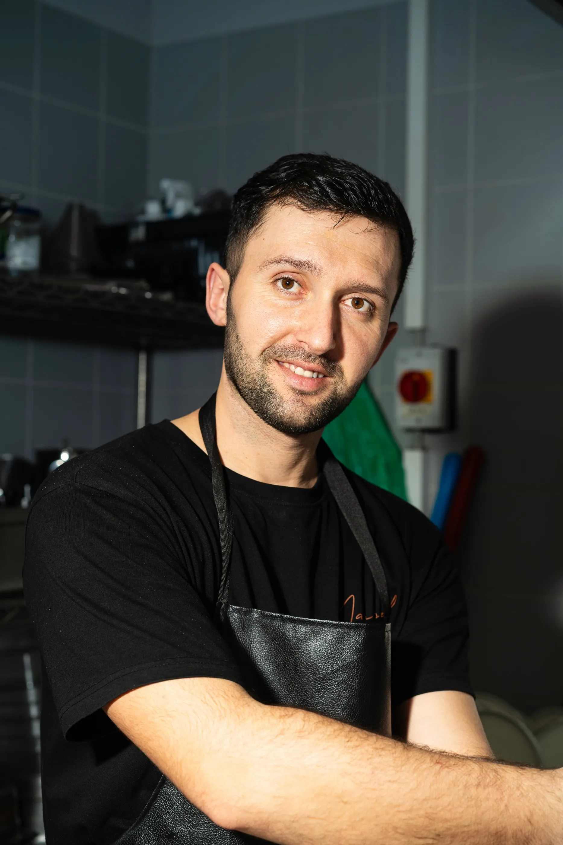 Lachendes Teammitglied, Mangal Mezze & Grill, Ihr türkisches Restaurant Saarbrücken.