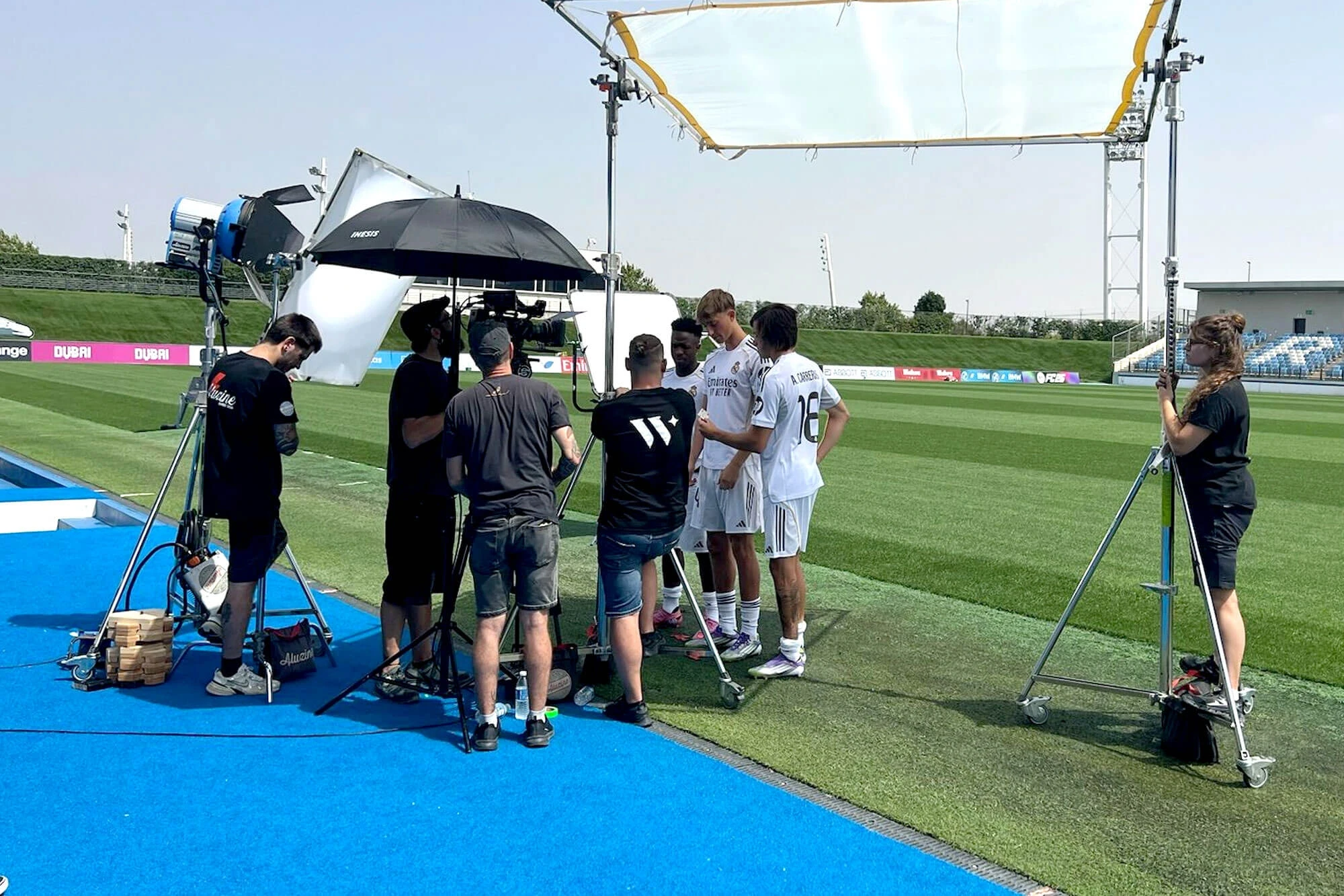 Detrás de las cámaras del rodaje del spot de Unicaja y el Real Madrid con Vinícius Jr., Álvaro Carreras y Dean Huijsen en un campo de fútbol