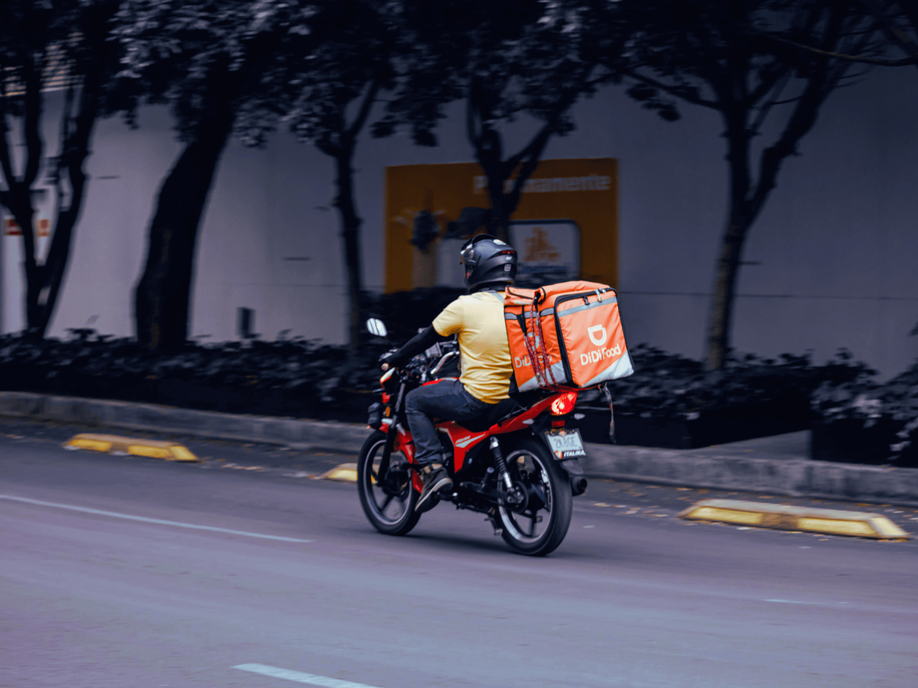 Dynamic picture of a cyclist riding downhill