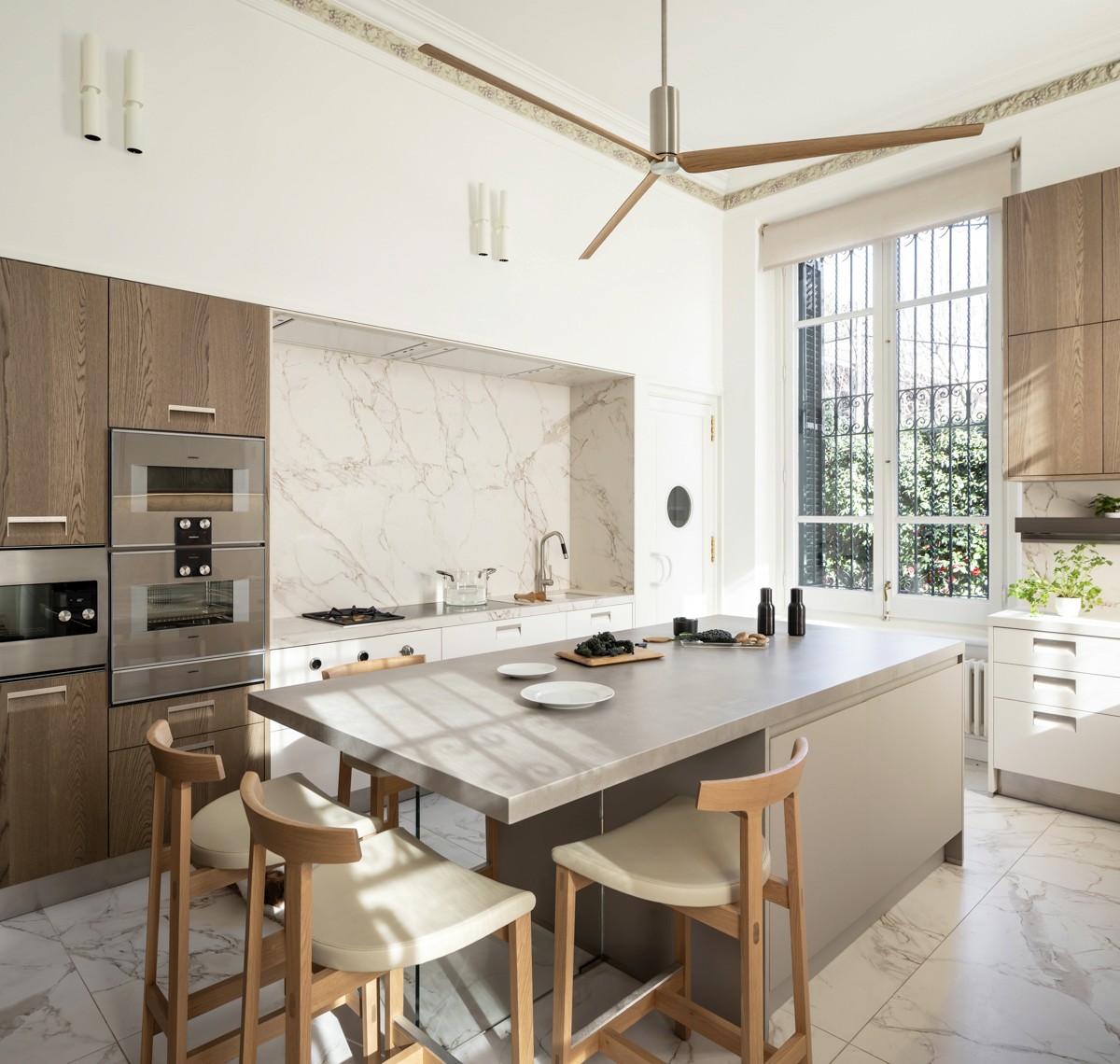 Cocina Arclinea con acabados en mármol y madera de alta gama