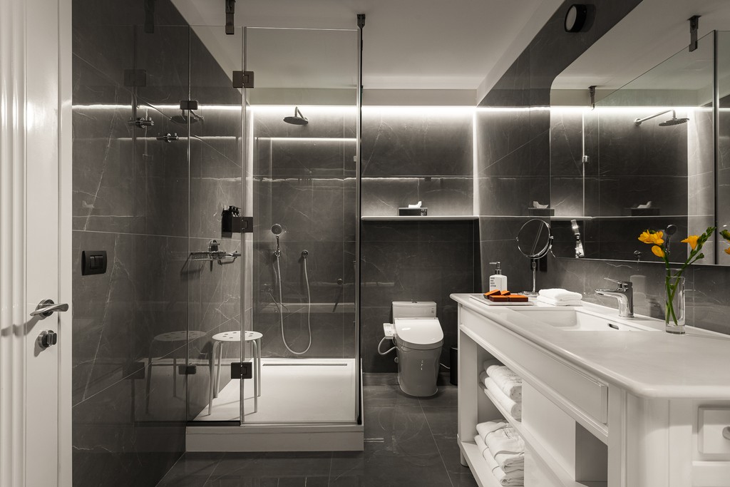 Debaines hotel bathroom