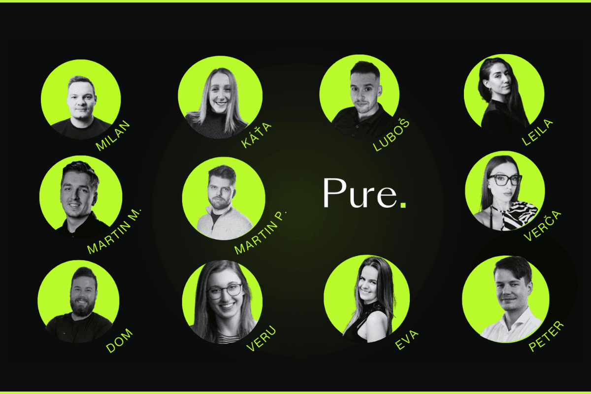 Chytrý telefon na kterém je otevřený internetový vyhledávač Google