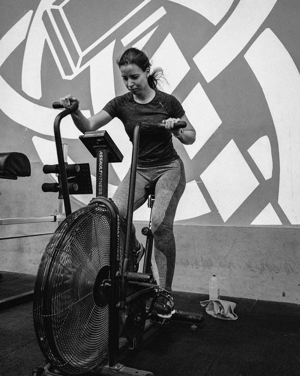 Summit tanítvány airbike-on állóképesség gyakorlatot végez