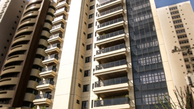 Edifício Porto Imperial, um dos que compõem a paisagem da Av. Visconde de Guarapuava, tem apartamentos com 330 m² privativos. (Foto: Divulgação)