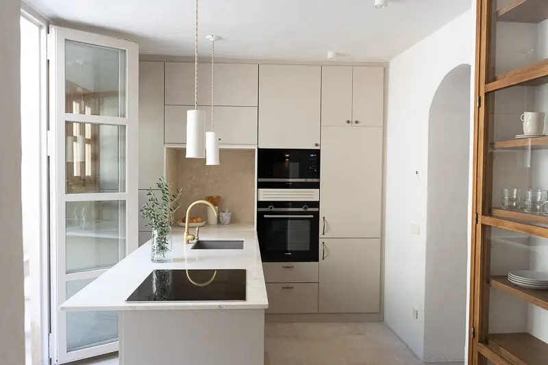 cocina moderna beige con salida a la terraza
