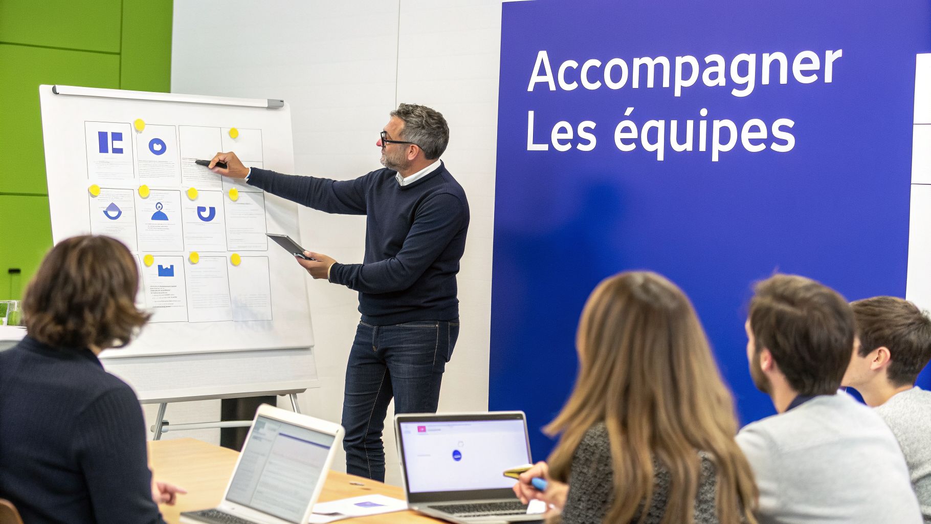 Formateur présentant sur un tableau blanc à une équipe attentive, avec une bannière 