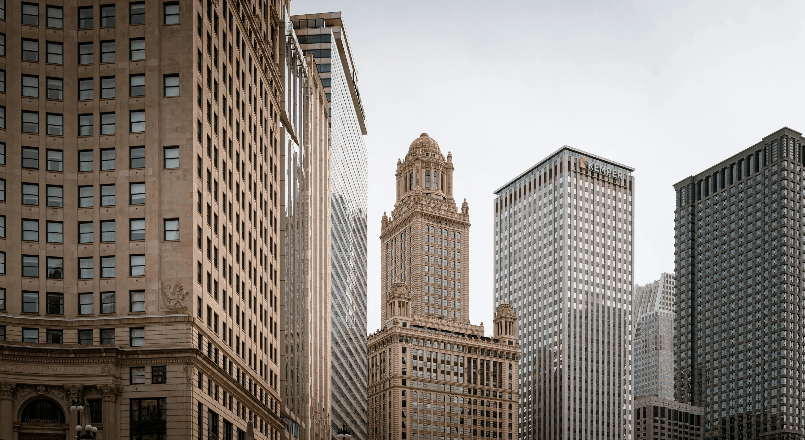 Historical and modern view of Chicago skyline.