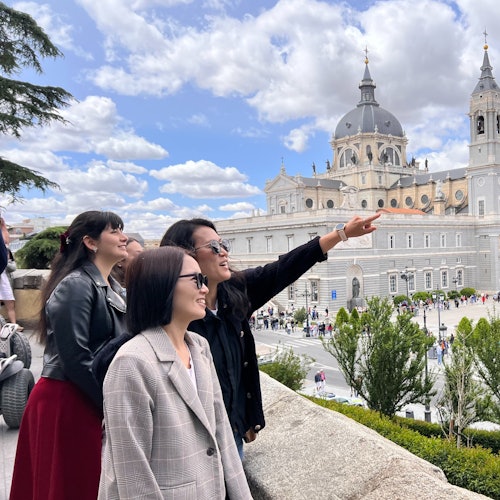 Гледка пред катедралата Алмудена