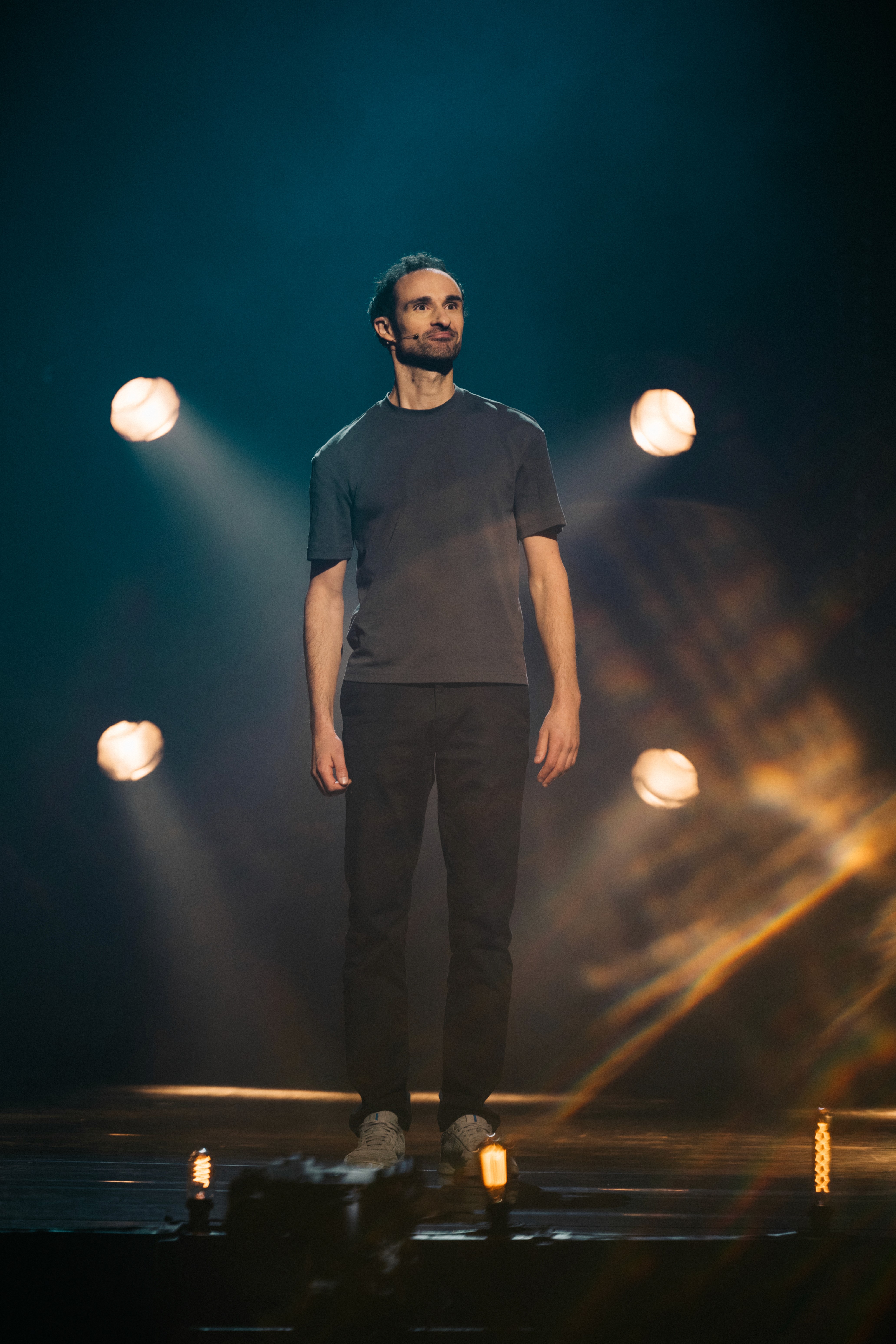 comdien sur scene avec lumiere