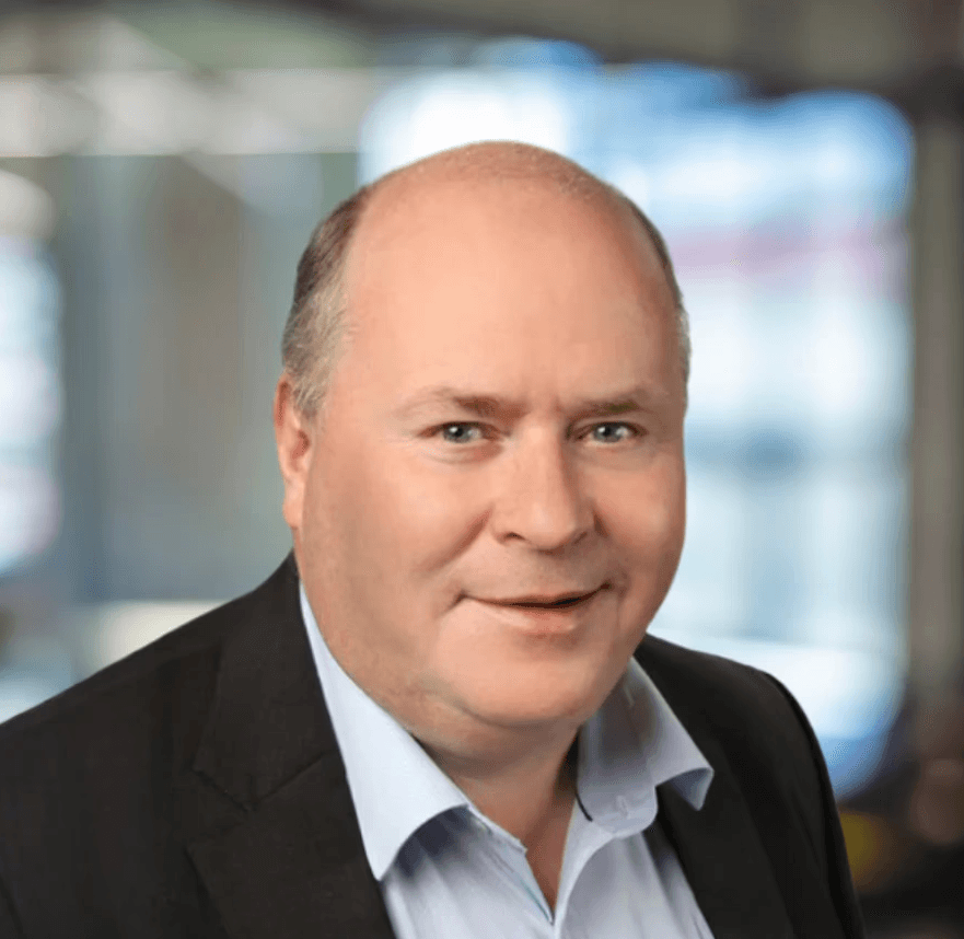 Dr. Reinhard Lüling, Geschäftsführer der DiscVision Solutions GmbH, Portrait eines Mannes im Anzug vor modernem Bürohintergrund.