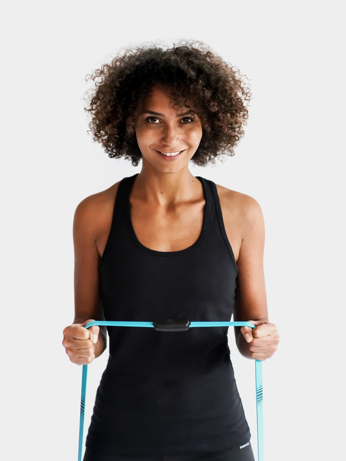 Maria posirt in Sportkleidung mit einem Sportband