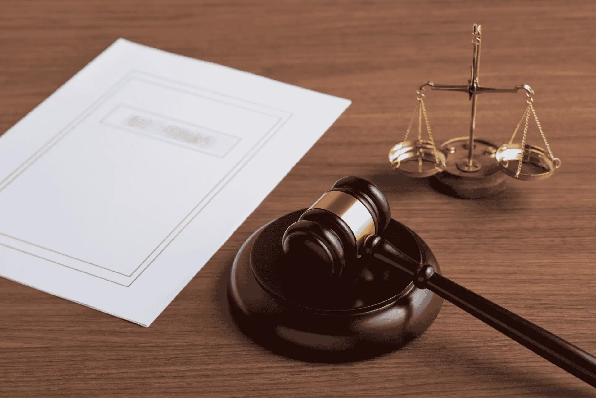 Ein Justizhammer der auf dem Tisch liegt.