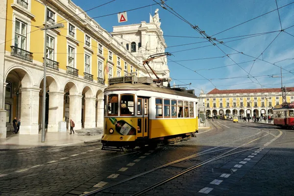 Elétrico amarelo de Lisboa na Praça do Comércio — pedidos à medida e rotas especiais · Táxi Afonso · 11 Moledo e Cristelo