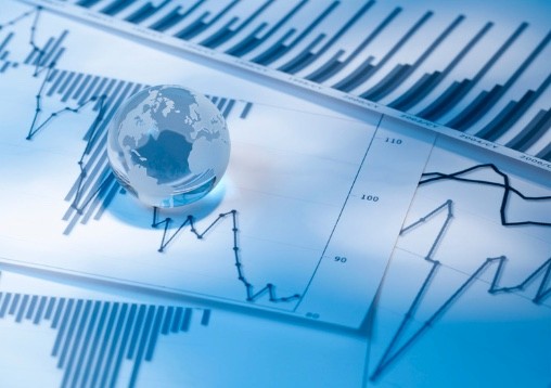 Glaskugel auf gedruckten Finanzcharts – Sinnbild für die Unterlagen, die Zahlungsdienstleister prüfen.