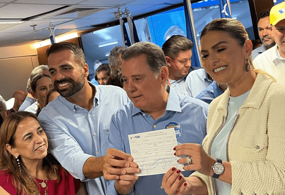 Marconi Perillo ao lado de Flávia Teles