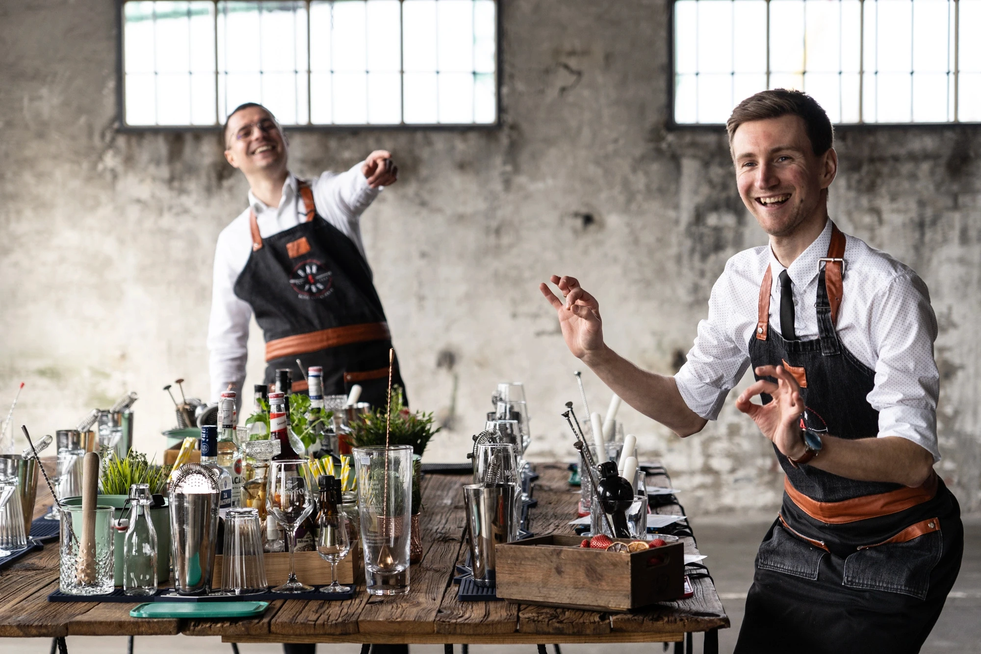Drink bar na weselu z barmanem zachwycającym gości podczas pokazu.