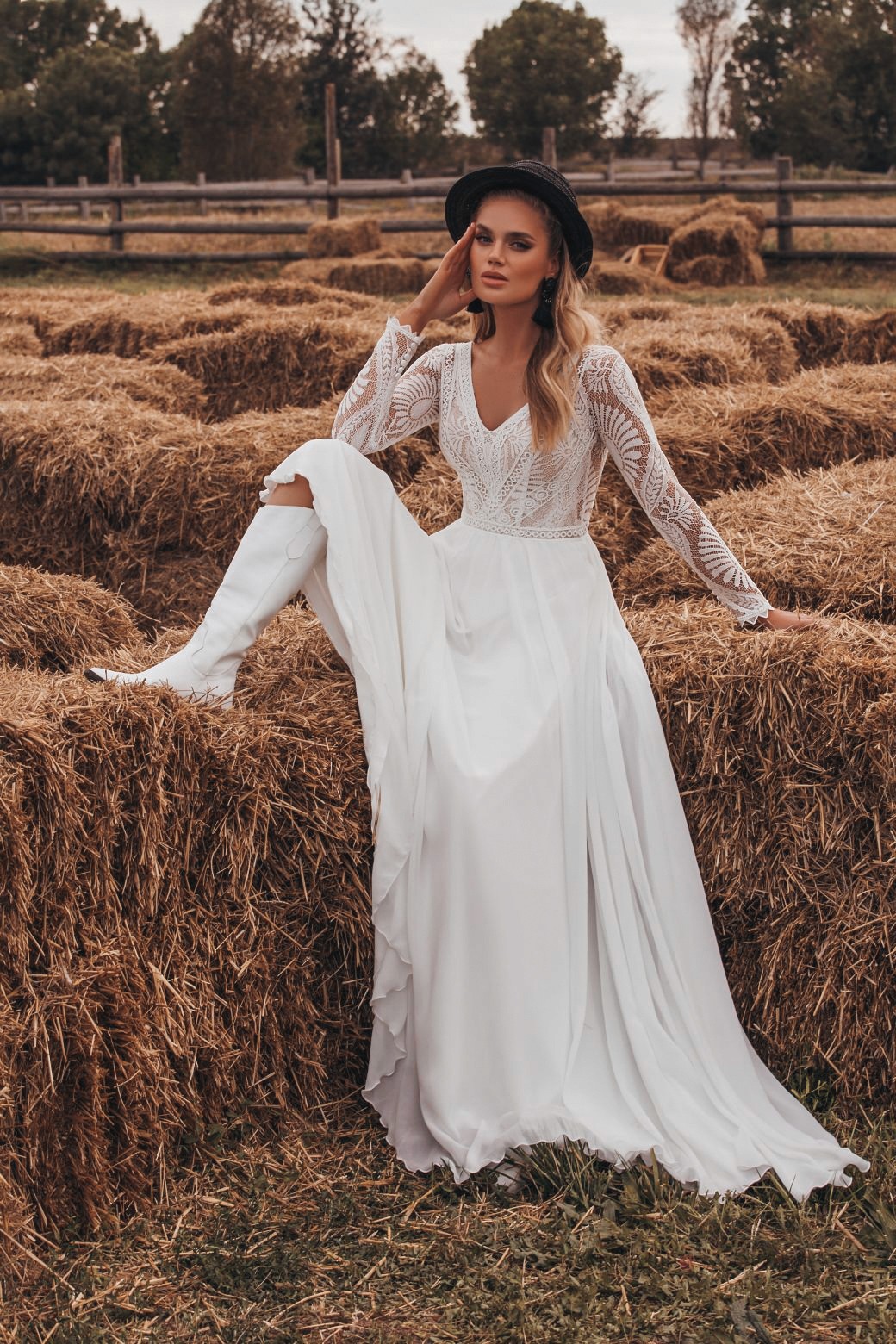 Boho Brautkleid von Anna Sposa mit fließendem Rock und romantischem Spitzenoberteil