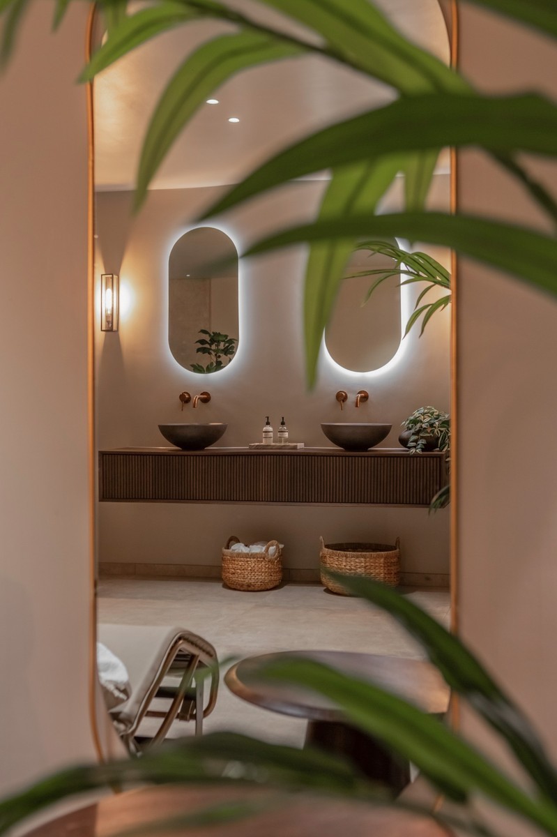 wastafel meubel met grijze kommen en kranen brons 