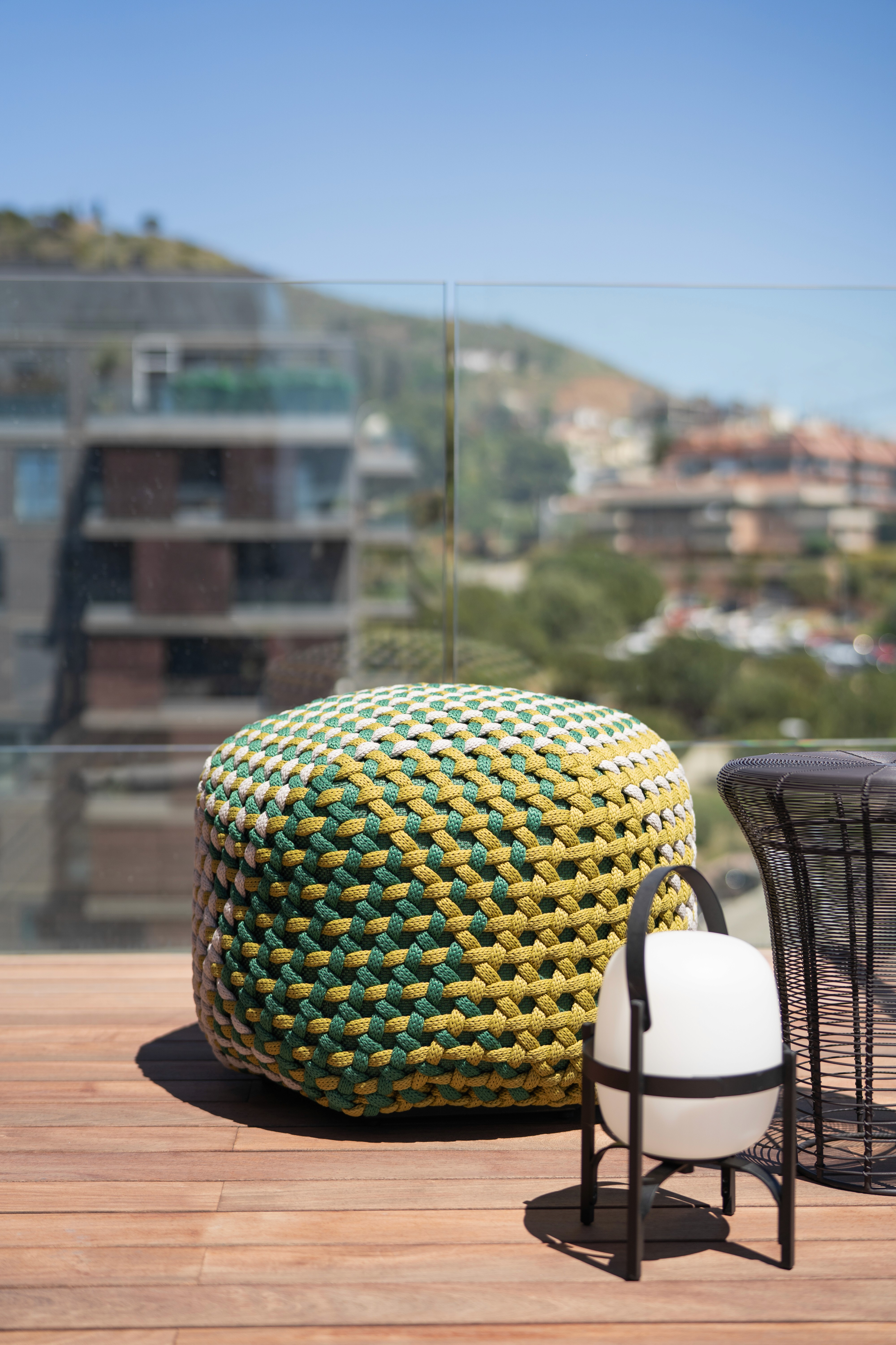 Puff verde en terraza exterior