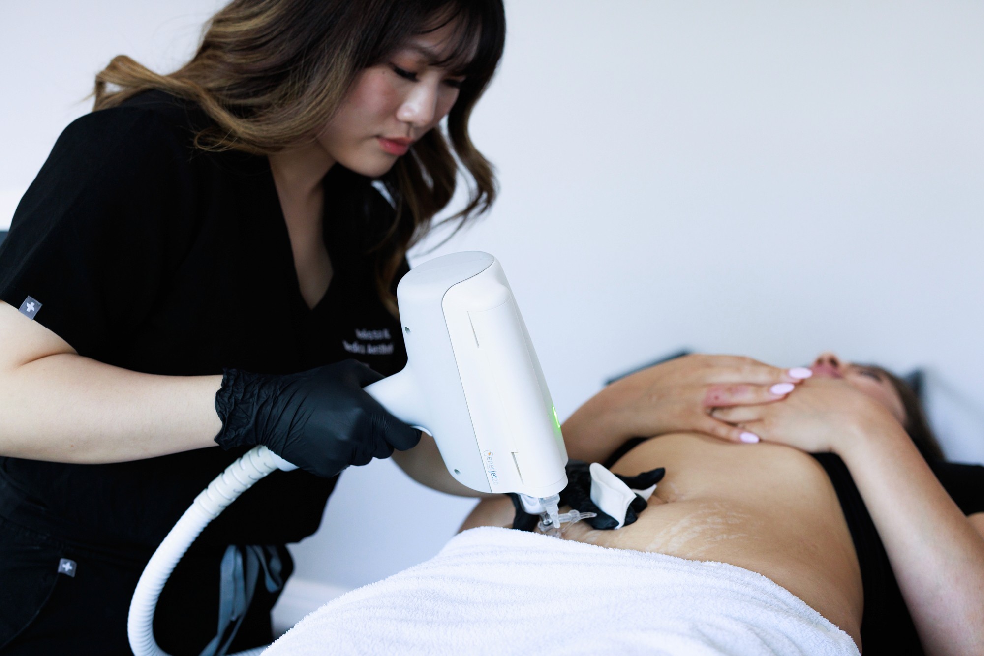 Beautician during the Enerjet2.0 treatment on the abdomen.