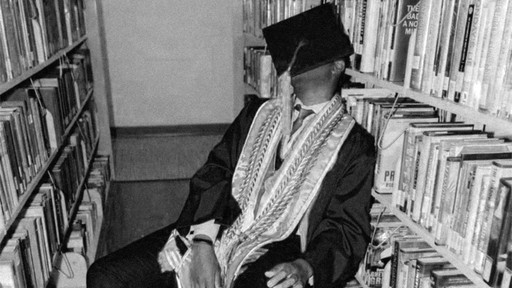 Persona con una orla durmiendo en una universidad en su graduación