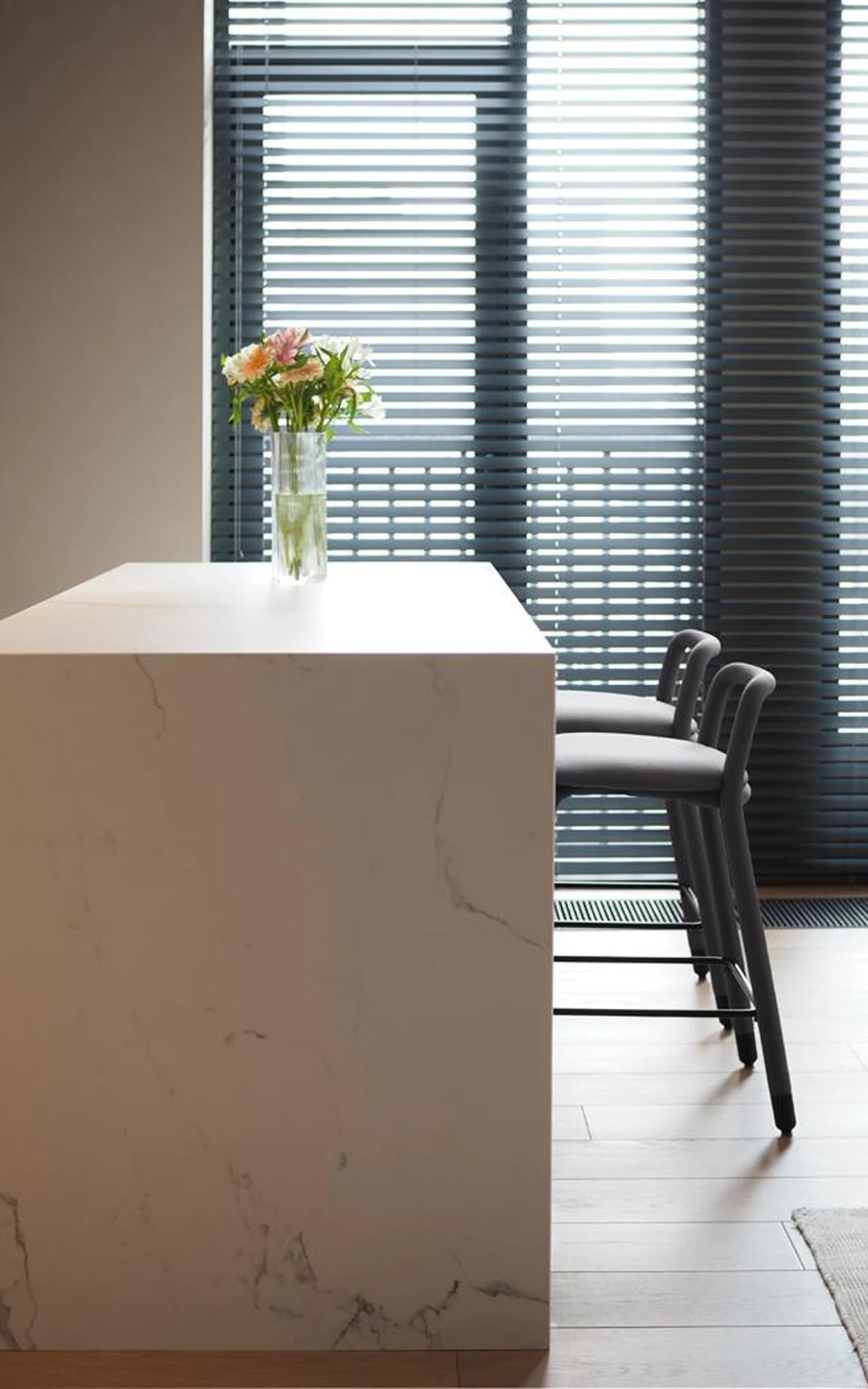 Détail — poignée intégrée sur façade de meuble.