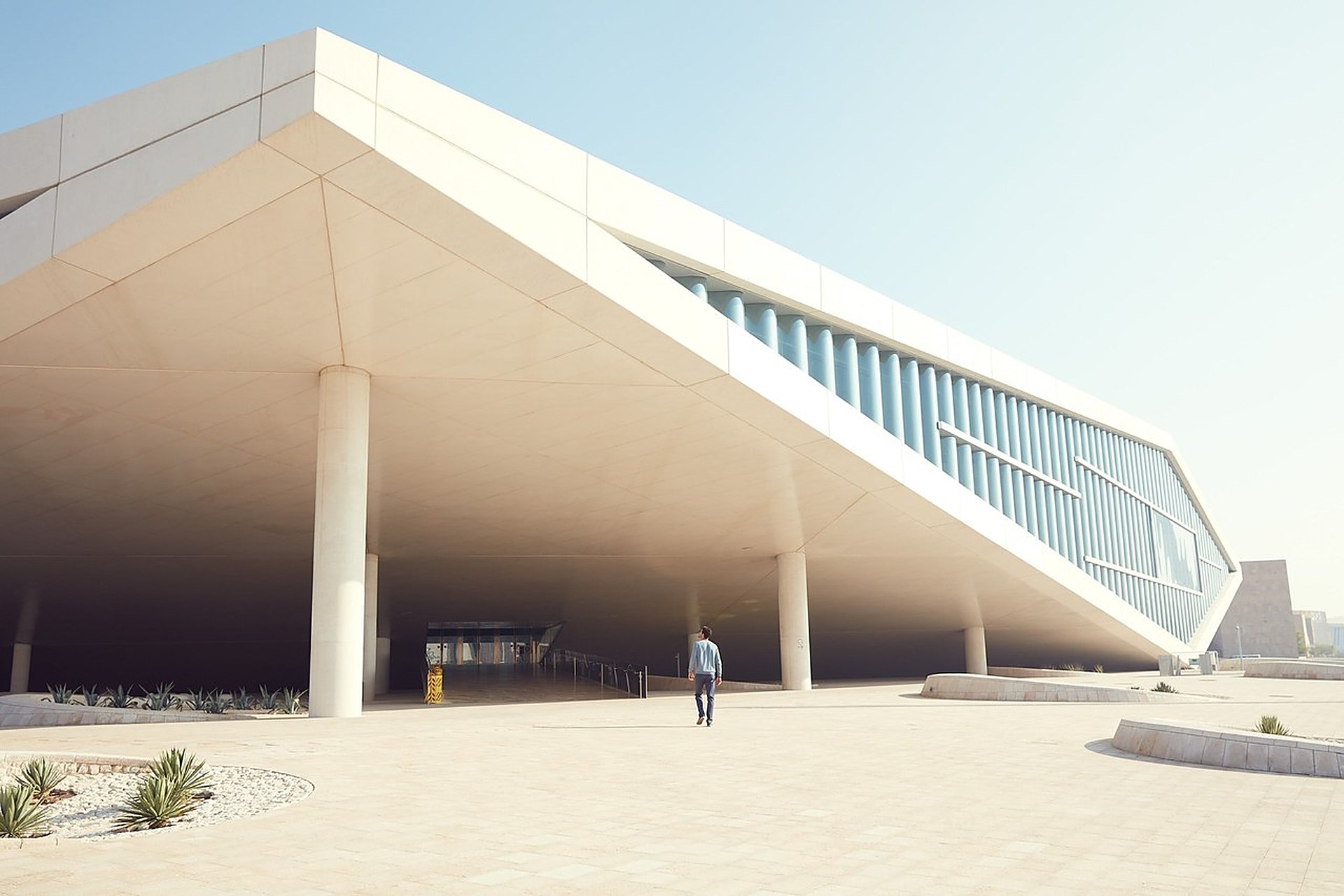 La façade de la Bibliothèque nationale du Qatar, à Education City, élue 4e plus belle bibliothèque du monde en 2024, dont la carte est gratuite pour les résidents