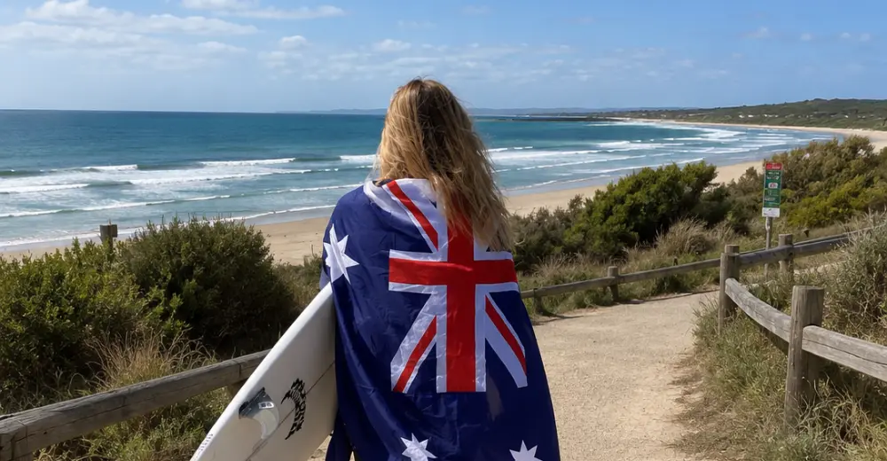 Étudiants participant à un cours de surf sur une plage en Australie pendant leur immersion scolaire.