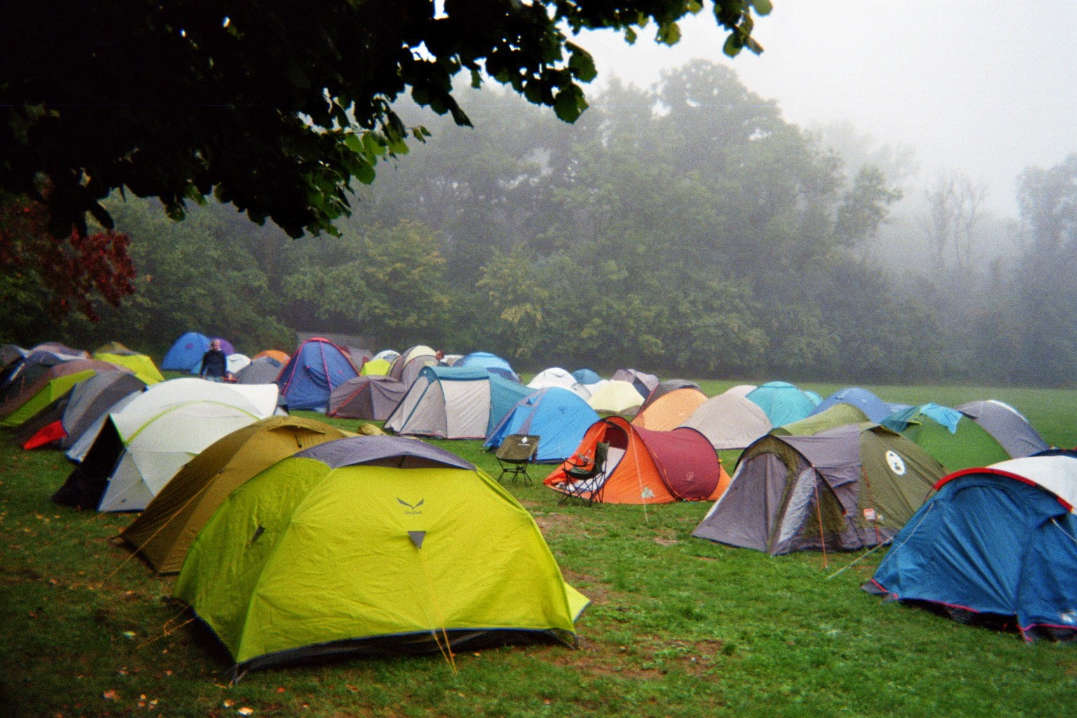 Foto von dem Zeltcamp-Landschaft mit den zusammen stehenden Zelten.
