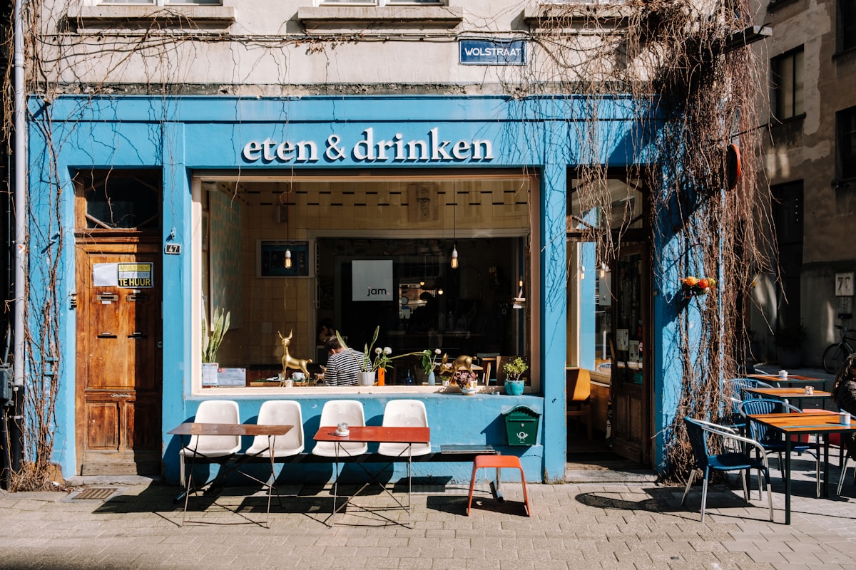 Fachada de tienda azul y blanca durante el día