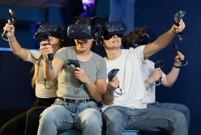 15. Virtual Reality Gaming With Friends&nbsp;