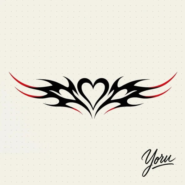 Diseño de tatuaje tribal con un corazón en el centro y alas estilizadas, con detalles en rojo en las puntas.