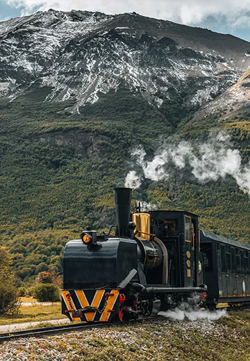 Vista de Machu Picchu através de portal de pedra inca, com terraços e montanhas ao fundo no Peru