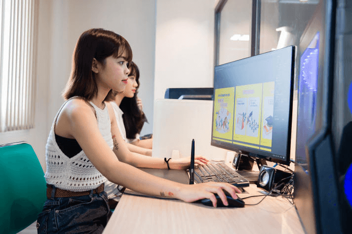 [Hướng nghiệp 2026] Thiết kế đồ họa: ngành của hình khối, màu sắc và cả thị trường