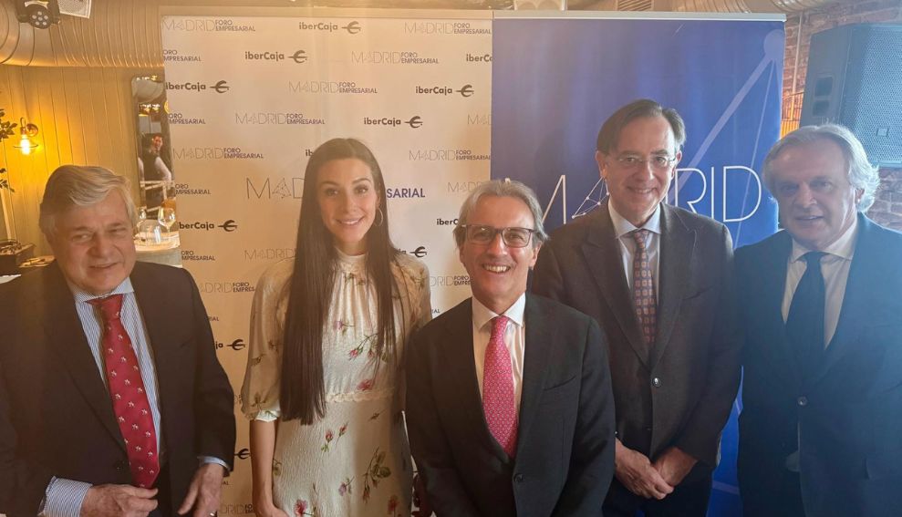 José Ignacio Monedero junto al embajador de Colombia en España, Eduardo Ávila, durante un encuentro sobre cooperación empresarial