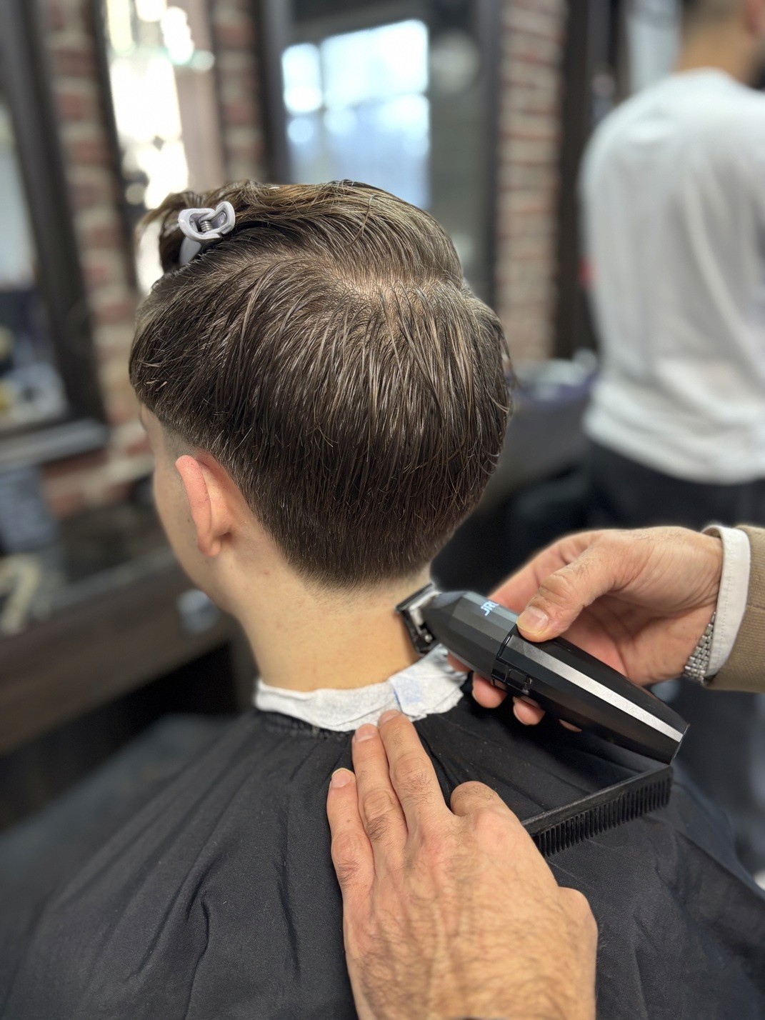 Moderner Fade mit sauberen Konturen