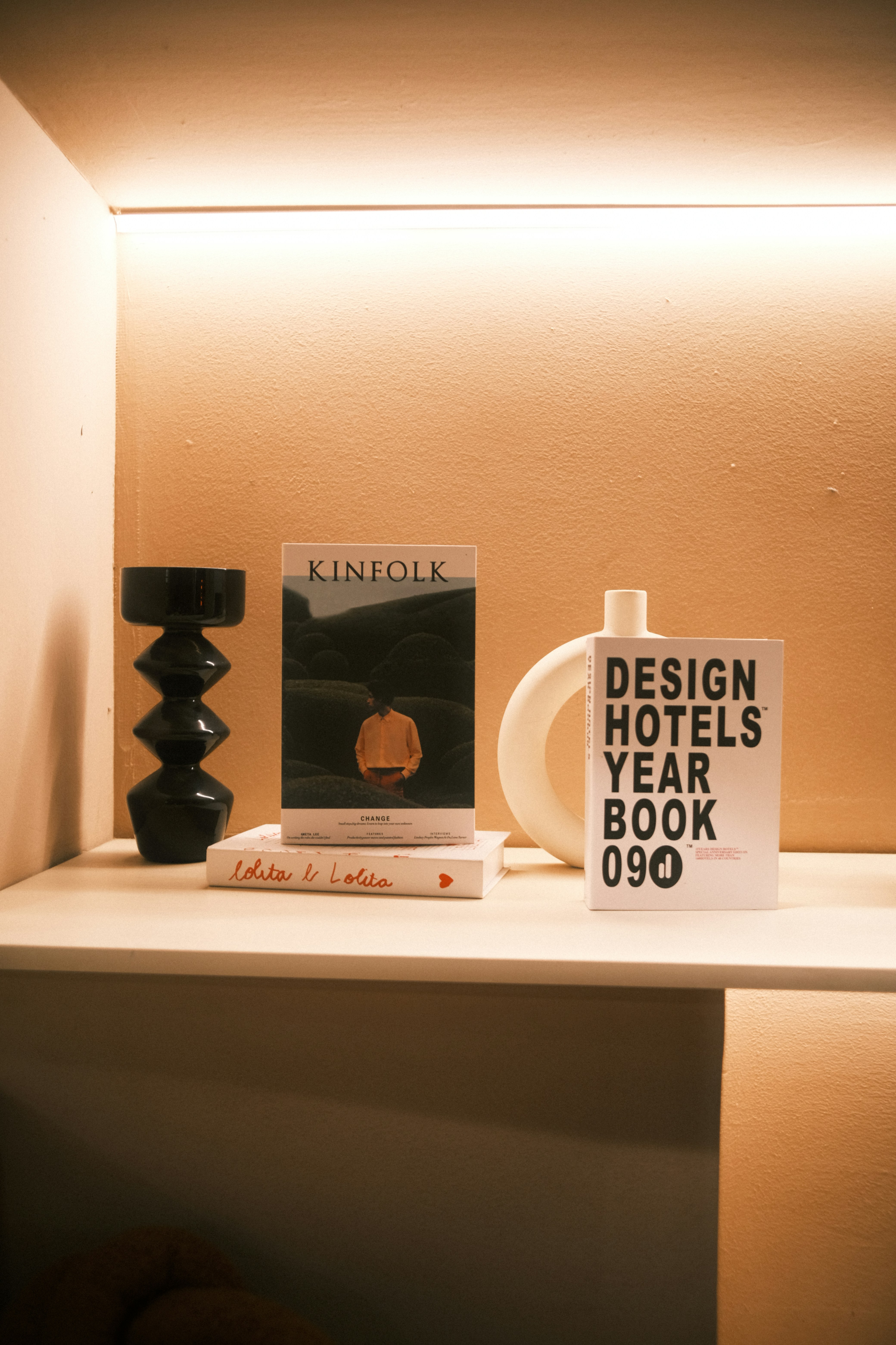 Books and decorative objects on a shelf