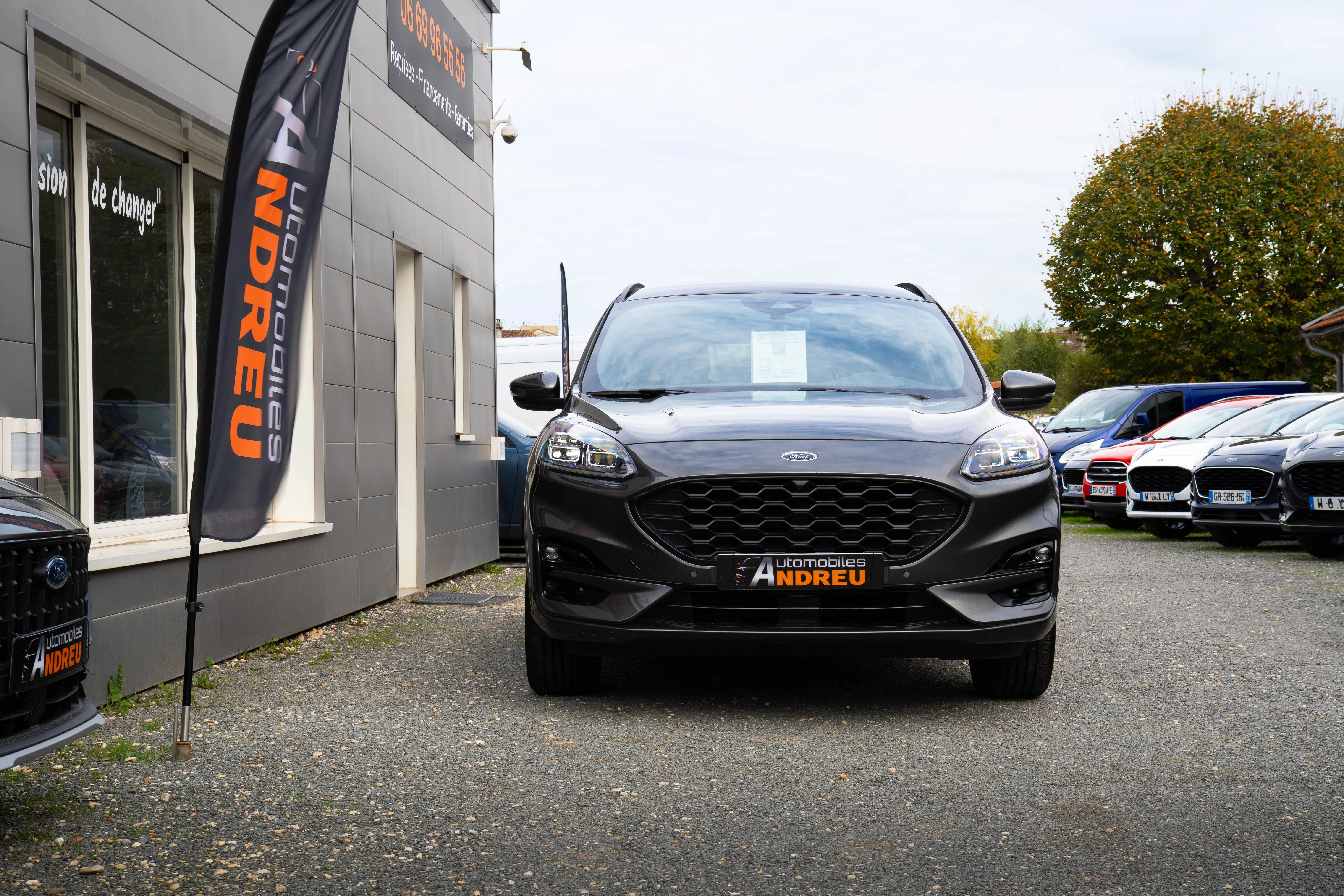 Véhicule d’occasion exposé devant la concession Automobiles Andreu, spécialiste de la vente de voitures d’occasion révisées